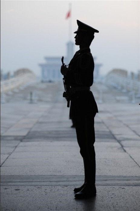 报告我妈需要帅哥站岗